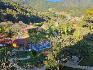 an aerial view of a town with a mountain at otro rollo en Jilotepec in Jilotepec