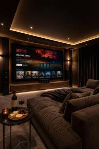 a living room with a couch and a flat screen tv at vila del paraíso in Castelldefels