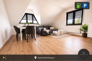 a living room with a table and a couch at Ferienwohnung Kassel mit Ladesäule in Kassel