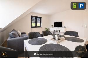 a living room with a table and a couch at Ferienwohnung Kassel mit Ladesäule in Kassel