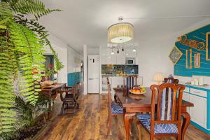 a kitchen and dining room with a table and chairs at casa Jardín del sol planta alta in Tacoronte