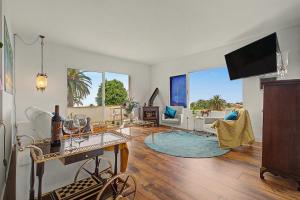 a living room with white furniture and a flat screen tv at casa Jardín del sol planta alta in Tacoronte