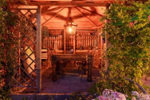 a wooden house with a table in a room at Droom op de Vijlenberg in Vijlen