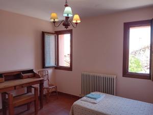a bedroom with a desk and a bed and a table at Casa Flor de Rello in Rello