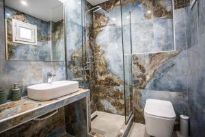ein Badezimmer mit Waschbecken, Toilette und Dusche in der Unterkunft Summer House in Nikiti + 125 Fotos