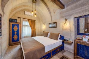 a bedroom with a large bed in a room at Arcus Cappadocia in Göreme