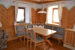 レオガングにあるStadlbauergütlのダイニングルーム(木製テーブル、椅子付)