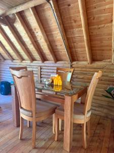 a dining room table and chairs in a log cabin at Chalet Amar in Mazo +10 photos