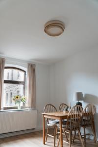 a dining room with a table and chairs and a window at "LOKAL" Apartment 1 in Bad Muskau