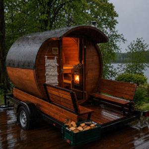 a cabin on the back of a boat on a trailer at Tiny House Azyl Wolności in Pozezdrze