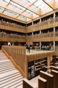 Ansicht eines großen Gebäudes mit Holztrennwänden in der Unterkunft KG Hotel in Klaksvík