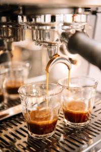 In einer Kaffeemaschine werden zwei Tassen Kaffee zubereitet. in der Unterkunft KG Hotel in Klaksvík + 29 Fotos