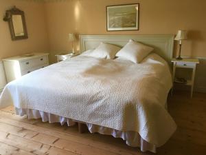 Postel nebo postele na pokoji v ubytování Thorstorps Gård B&B