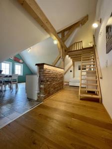 ein Zimmer mit einem Dachboden, einer Treppe und einem Tisch in der Unterkunft Mazunte in Sulzbach-Rosenberg
