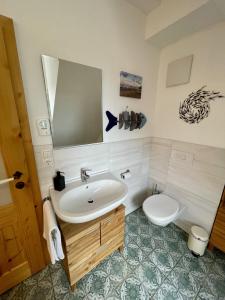 ein Badezimmer mit Waschbecken und Toilette in der Unterkunft Mazunte in Sulzbach-Rosenberg