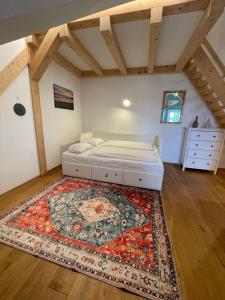 ein Schlafzimmer mit einem Bett und einem Teppich in der Unterkunft Mazunte in Sulzbach-Rosenberg