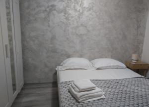 a bedroom with a bed with towels on it at Apartament Clau Centru Vechi in Constanţa