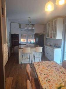 a kitchen with a table and some chairs in it at Apartament dwupoziomowy z 2 sypialniami in Ujazdowo