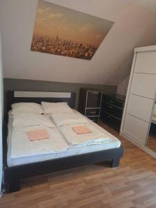 a bed in a bedroom with a painting on the wall at Apartament dwupoziomowy z 2 sypialniami in Ujazdowo