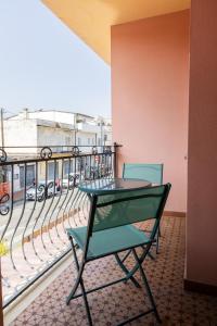 Ein Tisch und Stühle auf einem Balkon mit Aussicht in der Unterkunft Alifrasi in La Caletta + 11 Fotos
