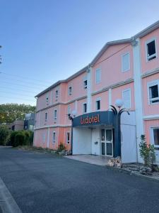 a large building with a hotel sign on the front at hôtel du grand sud in Ramonville-Saint-Agne +5 photos