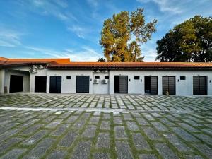an empty parking lot in front of a building at Vila mangaba in São José dos Campos