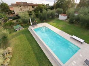 an overhead view of a swimming pool in a yard at Il Piccolo Oliveto in Arezzo
