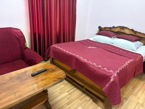 una camera da letto con un letto, un tavolo e una sedia di Ноу a Goris