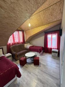 una camera da letto con un letto, un divano e un tavolo di Ноу a Goris