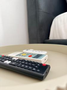 a remote control sitting on top of a table at Apartamentul Castanilor in Ploieşti
