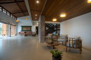 an open living room with a wooden ceiling at Casarão Alpina in Mucugê