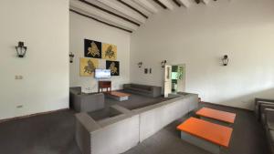a living room with a couch and a tv at Hotel Turístico de Tenza in Tenza