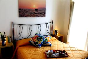 sypialnia z łóżkiem z tacą z jedzeniem w obiekcie Il Vecchio e Il Mare Maratea w mieście Maratea