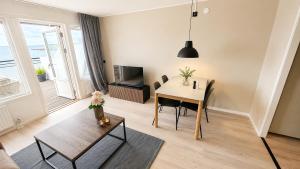 a living room with a table and chairs in a room at Terrasstudion - Borgholm in Borgholm