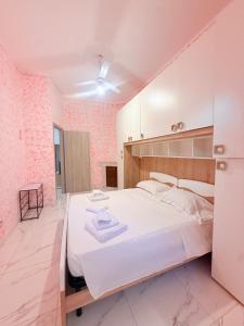 a bedroom with a large white bed in a room at Via Acquedotto 54 in Olbia