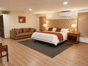 a large bedroom with a bed and a couch at Hotel Rincón Vallero in Valle de Anton +26 photos