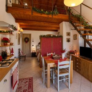 a kitchen and dining room with a table and chairs at BB10 OASI in Arona