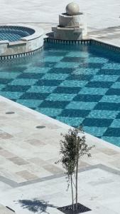 Chateau Del Valle في إنسينادا: شجرة صغيرة أمام حوض السباحة