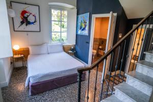 a bedroom with a bed in a stair case at Capriccio Art Hotel in Serravalle Scrivia