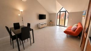 a living room with a table and a dining room at Portal de Santa Maria in Santa Maria