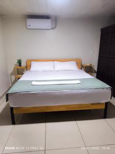 a bedroom with a large bed in a room at Green Leaf House in Fortuna
