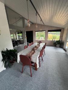 a long table in a room with chairs and a tableablish at Sommerhus in Grevinge +22 photos