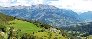 - une vue sur une chaîne de montagnes avec un champ verdoyant dans l'établissement La Charlisa, à Pra-Loup