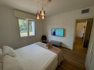 a bedroom with a bed and a tv on the wall at Apartment-alys in Pordenone