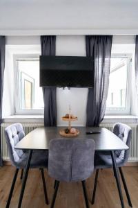 a dining room with a table and chairs at Apartment at Main Square - 35 m2 - Netflix - Quiet in Leoben