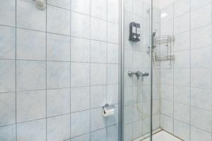 a shower with a glass door in a bathroom at Quiet - 4 Guests - Self Check-in - Netflix - 35m2 in Leoben