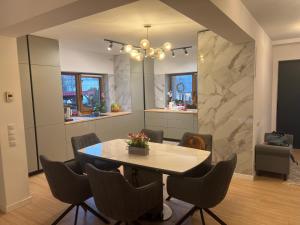a dining room with a table and chairs at Rus House in Cluj-Napoca