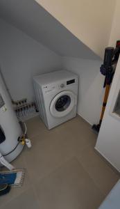a washing machine in a corner of a room at La villa Bern in Sorgues