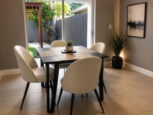 a dining room with a table and chairs at Vacation QJR in Cutler Bay