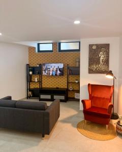 ein Wohnzimmer mit Sofa und Fernseher in der Unterkunft Recanto do Cávado in Barcelinhos